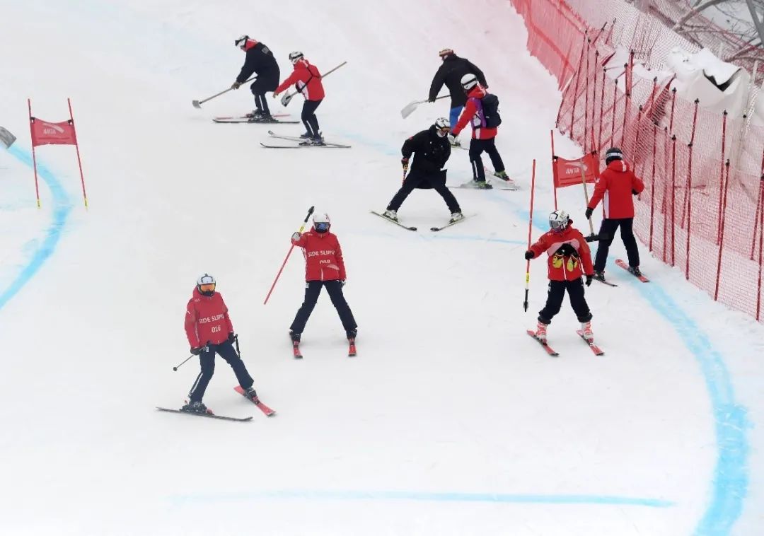 ▲2021年2月23日,延庆赛区国家高山滑雪中心(“雪飞燕”)的工作人员正在检查和修整赛道(图片来源:新华社)