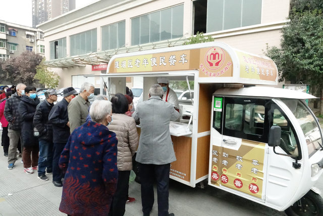 莲湖区老年便民餐车前许多老人在排队选餐。莲湖区委宣传部供图
