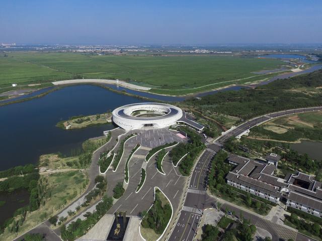 海昏侯国遗址博物馆游客中心以出土文物“玉瑗”“玉璧”为原型。 海昏侯国遗址博物馆 供图