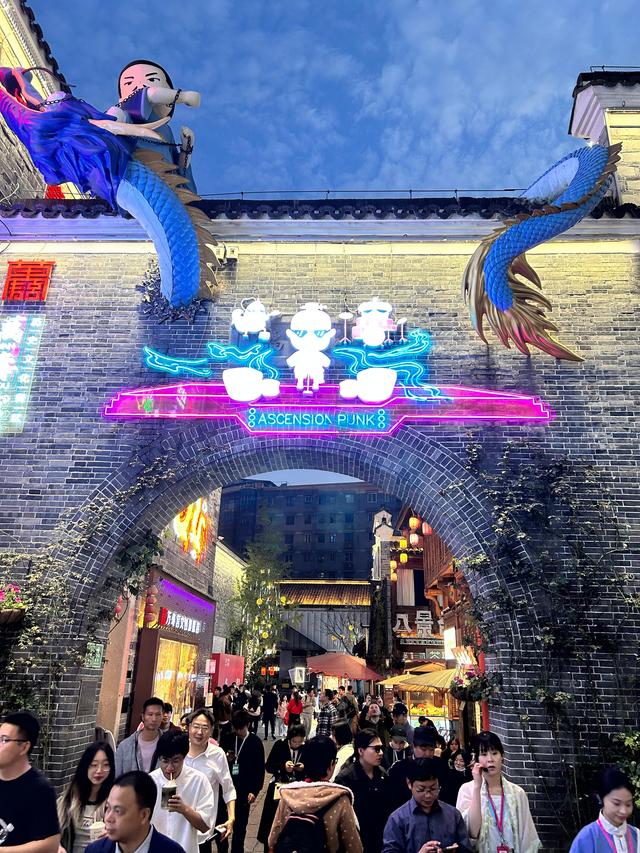 万寿宫街区以夜经济为一个重要特色。 澎湃新闻记者 王珏玮 图