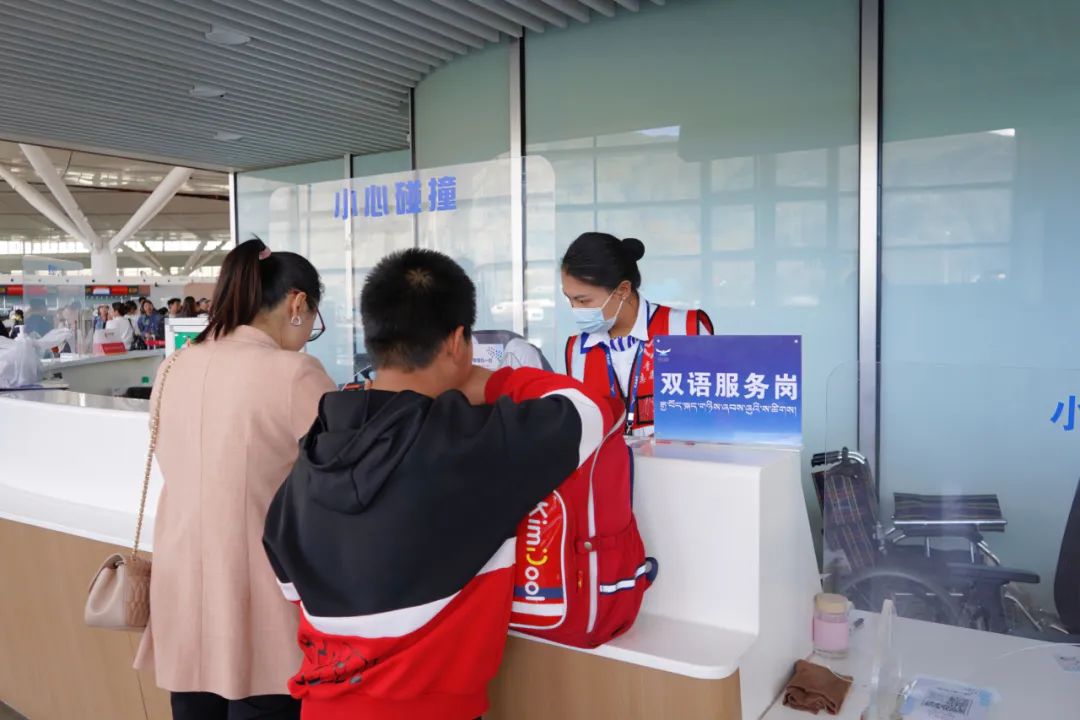拉萨贡嘎机场推进双语服务