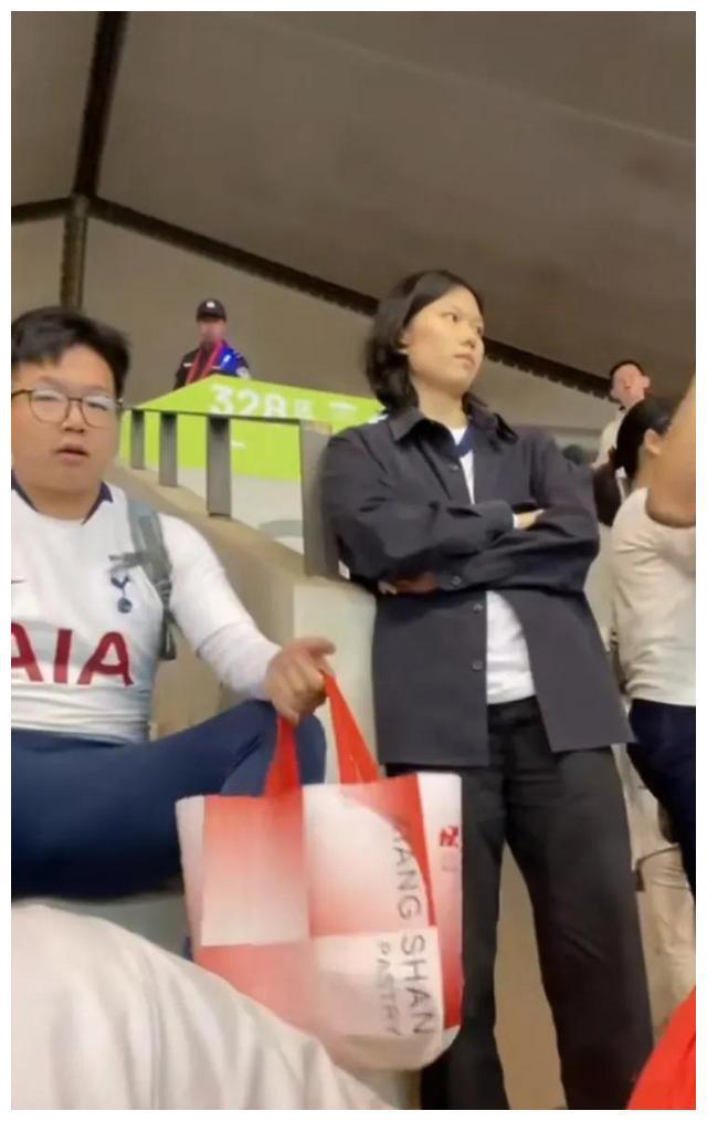中国球迷挑衅，男子穿孙兴慜球衣，平息事态需脱衣扔垃圾桶
