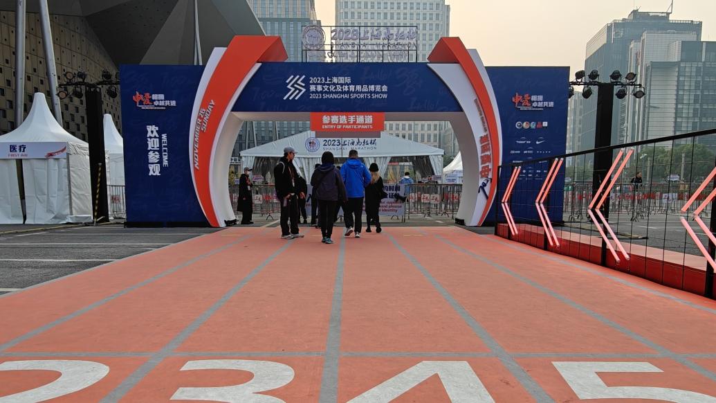 2023上海馬拉松參賽選手通道。微博 圖