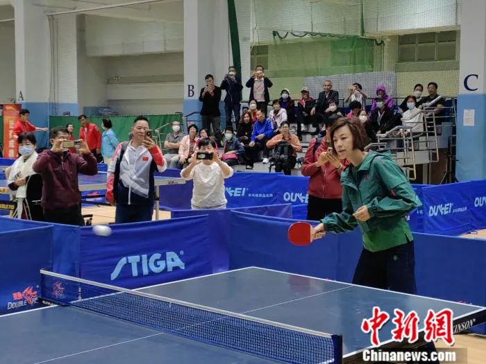 11月24日，退役乒乓球運動員張怡寧在香港參加一場乒乓球比賽的開球儀式。中新社記者 劉大煒 攝