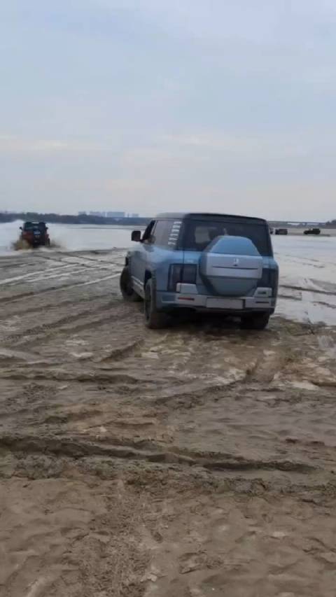 会沉浸式涉水的仰望U8，第一台水泡车就这么诞生了？