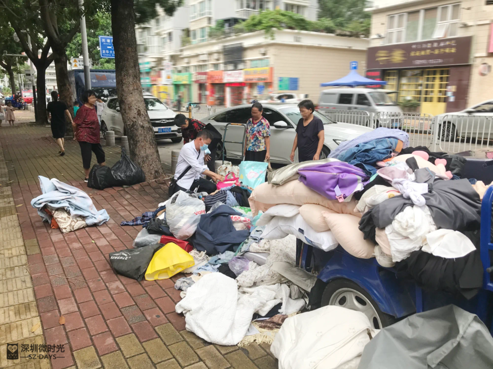 老刘的同行中,不乏走街串巷收购衣服的“一线”。作者供图