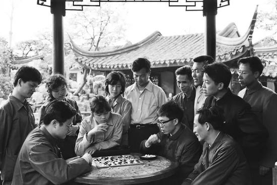 陈祖德(左)对弈聂卫平
