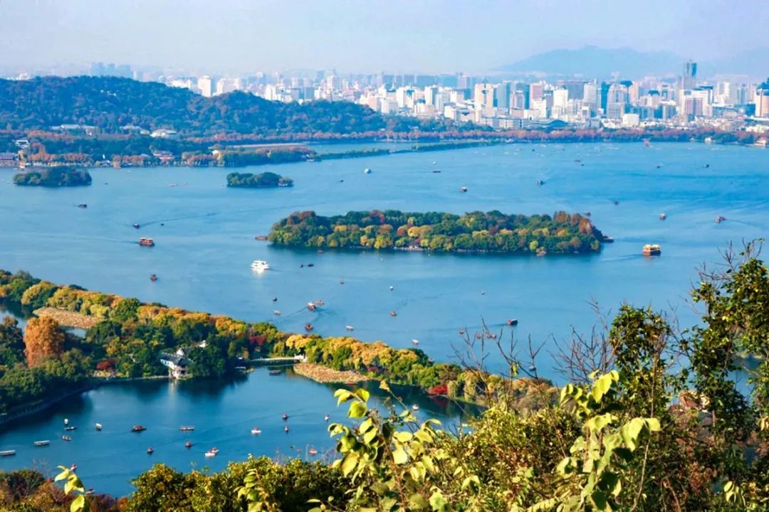 11月25日,浙江杭州,从九曜山顶俯瞰西湖。澎湃新闻记者 陈建慧 图