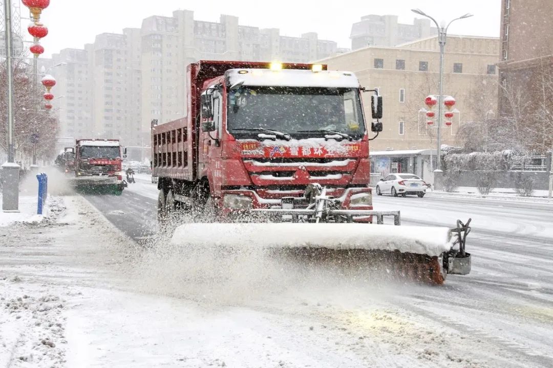 11月25日,新疆阿勒泰市迎来降雪,市政部门出动大型除雪机械清理道路积雪。