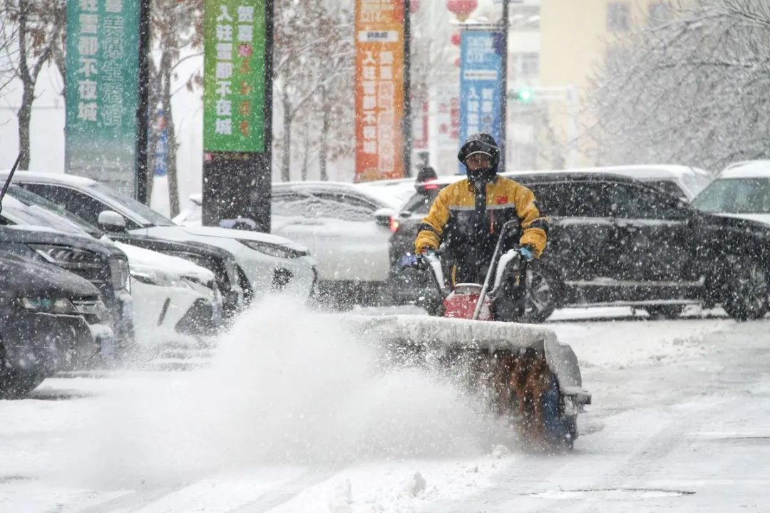 11月25日,新疆阿勒泰,市民清理积雪。