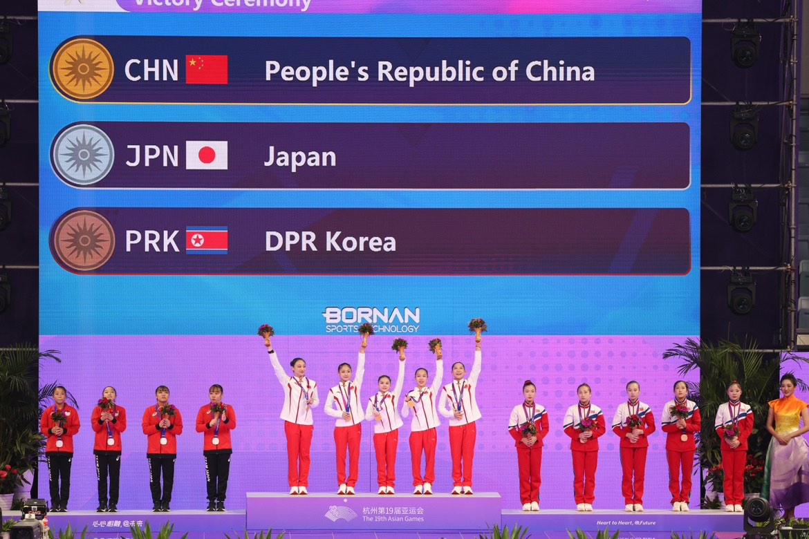 9月25日，杭州亞運會，中國隊奪得體操女團冠軍，唐茜靖（左九）和隊友站上領獎台。新京報記者 王飛 攝