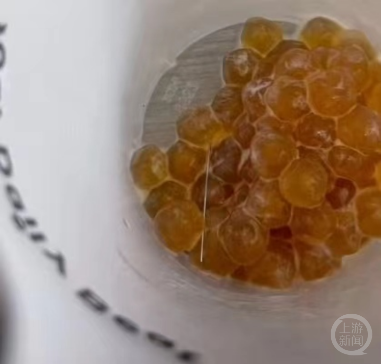 奶茶里出现一根针。视频截图 