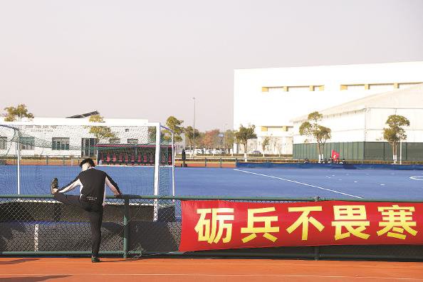 參加軍訓的運動員在崇明體育訓練基地田徑場邊拉伸 本文圖片 記者 李銘珅 攝