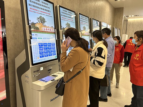 11月28日,市民在龙华医院航头院区挂号。