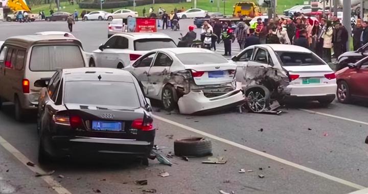 连撞11车致3人受伤！刹车灯亮了为什么没有减速？特斯拉官方回应