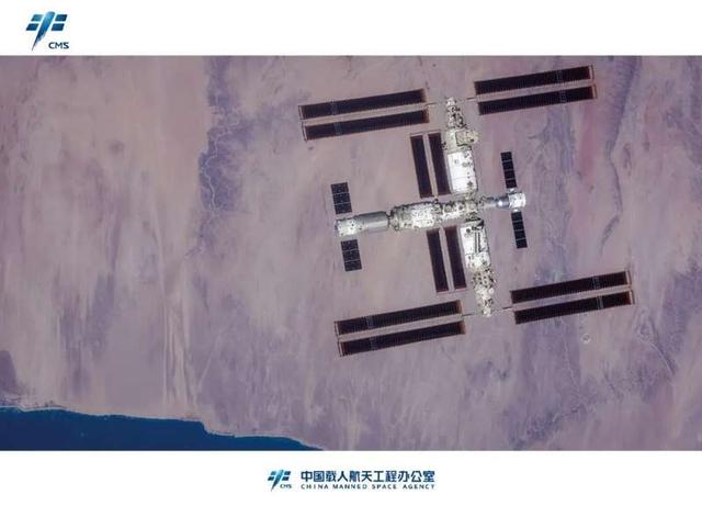 神舟十六號航天員拍攝空間站組合體全景圖像。圖片來源：中國載人航天工程辦公室