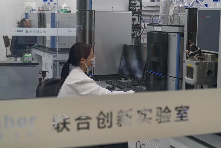 在成都天府国际生物城一处实验室,研究人员在工作(2023年4月25日摄)。新华社记者 唐文豪 摄