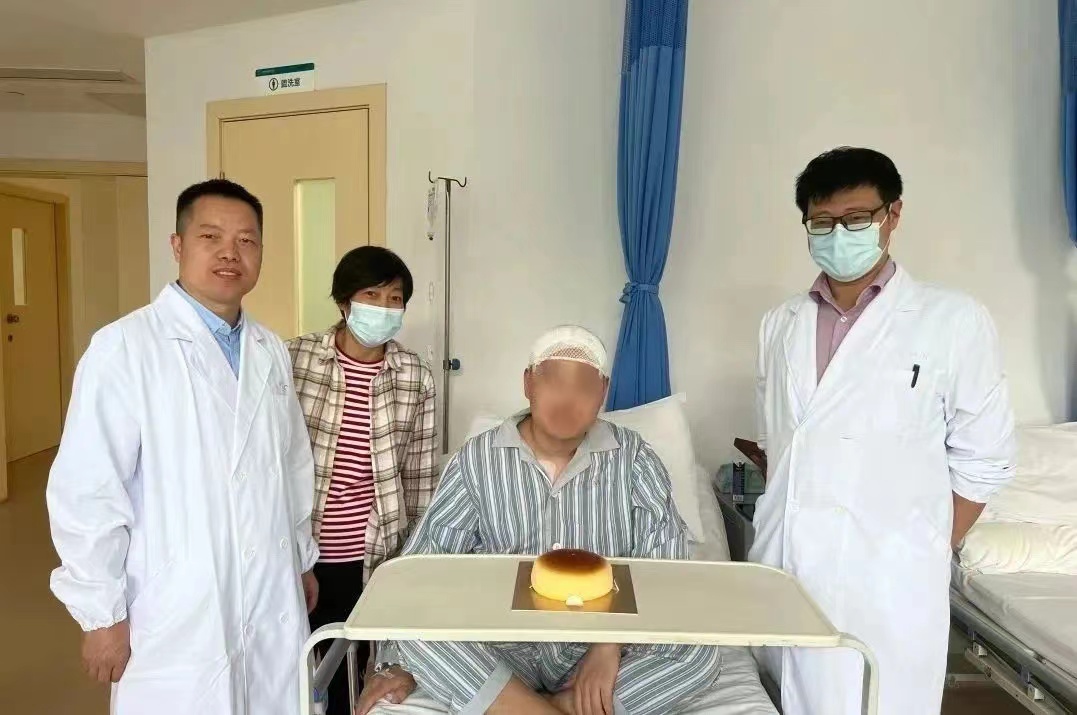 今年，為治療強迫症，田毅26歲的生日在醫院里度過。受訪者供圖