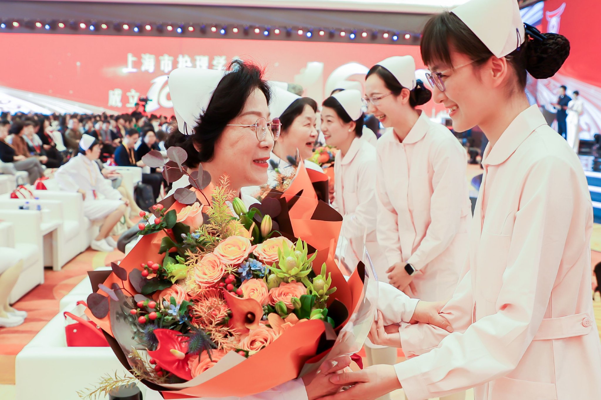 與會領導向上海南丁格爾獎獲得者獻花。圖源：上海市護理學會