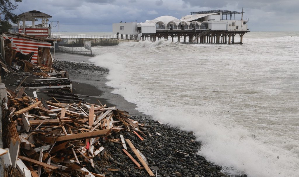 當地時間2023年11月27日，俄羅斯索契黑海沿岸遭遇暴風雨，巨浪襲擊該市渡假區。