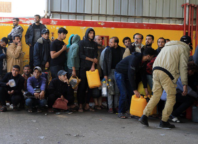 11月28日，在加沙地帶南部城市汗尤尼斯一加油站，人們排隊等待補充燃料。