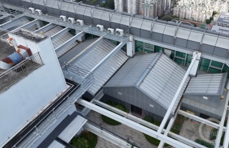 楼顶房屋门窗紧闭。摄影/上游新闻记者 沈度