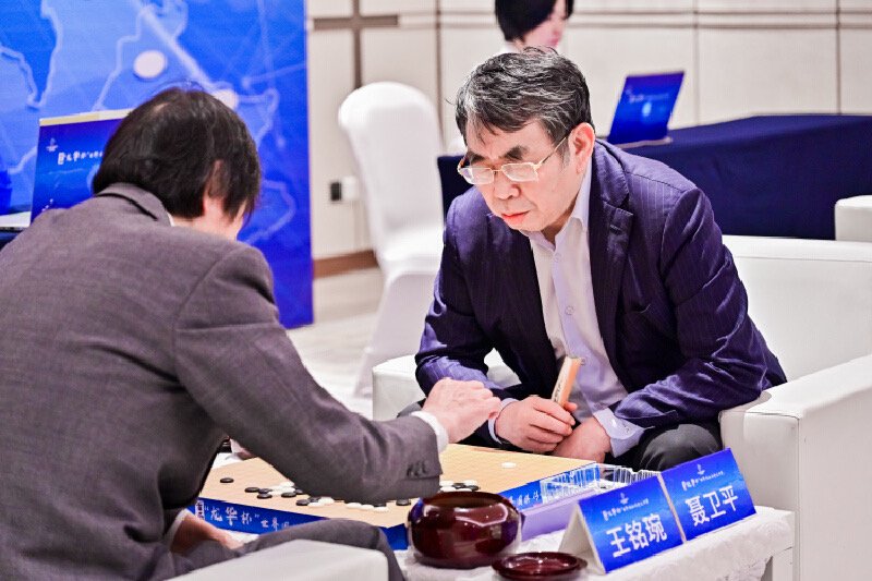聶衛平（右）表示，AI改變了棋手對圍棋的看法。 中國圍棋協會供圖