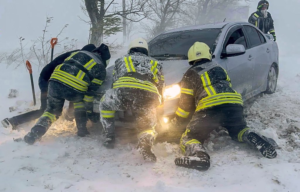 當地時間2023年11月27日，烏克蘭敖德薩，當地遭遇暴風雪襲擊，緊急救援人員協助救援被困汽車。