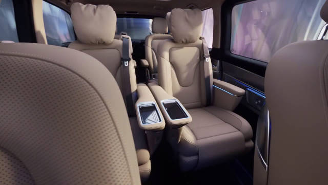 话说二次中改的W447奔驰V级今年夏天就在欧洲发布了……