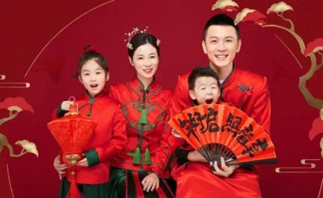 唐佳良清空杨鸣合影!取消妻子认证,婚后辞职照顾2娃,牺牲太大