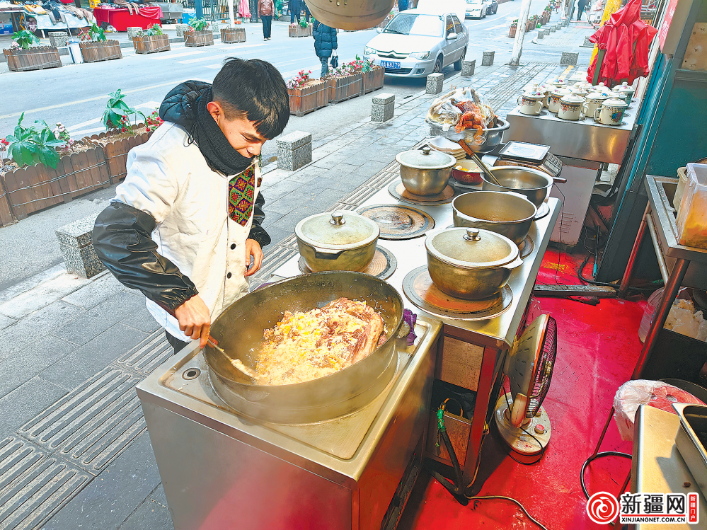 图为在天山区领馆巷,伊颗拉穆餐厅店员正在做抓饭。(全媒体记者马婷摄)