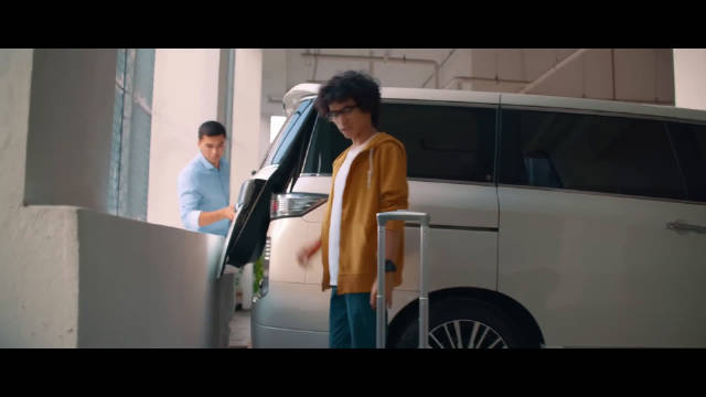 日产马来西亚拍的Serena宣传片，只围绕独立开启尾窗做文章……