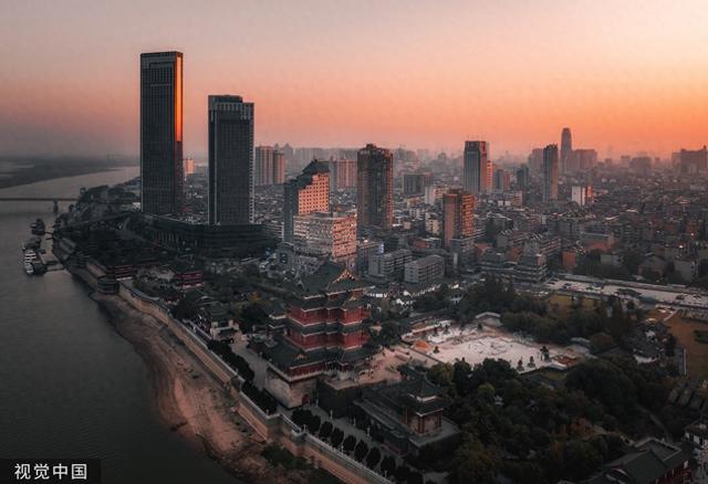 南昌地标建筑“滕王阁”和旁边的高楼。 视觉中国 图