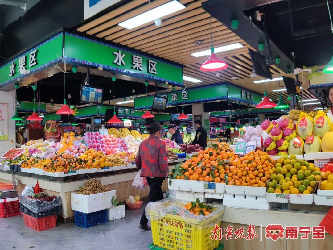 友谊智慧农贸市场水果区也用白色灯光照明