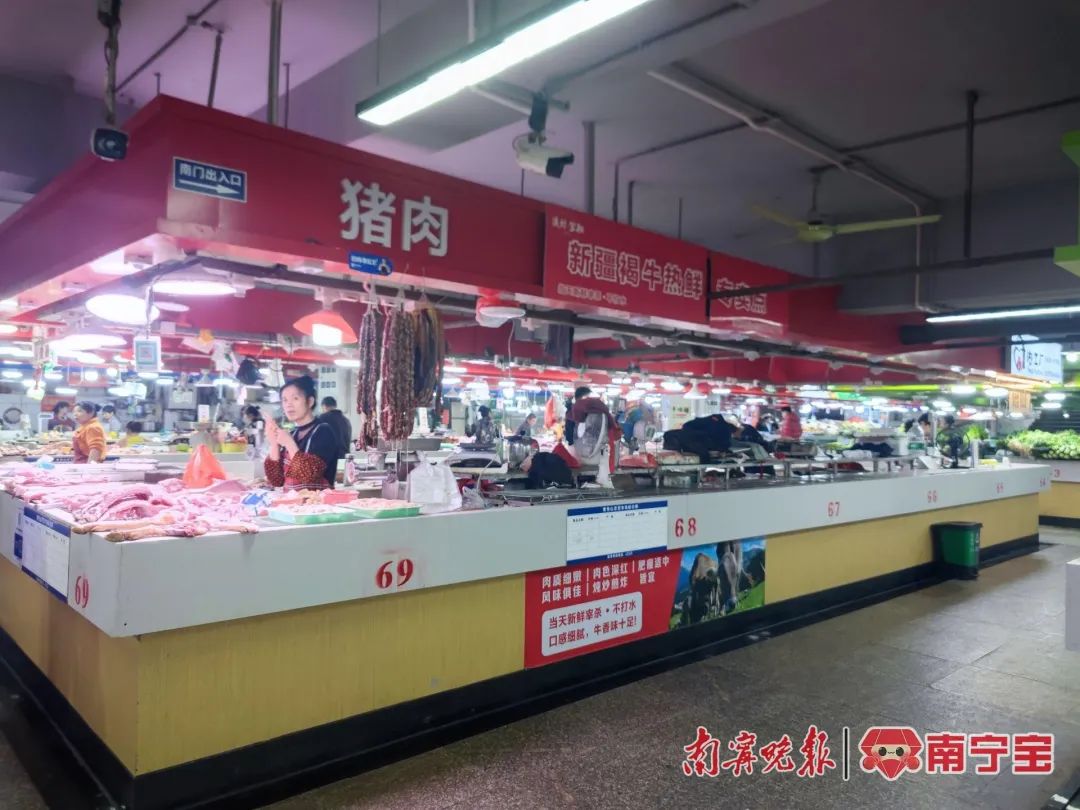 青秀山农贸市场内,经营户使用白炽灯照明