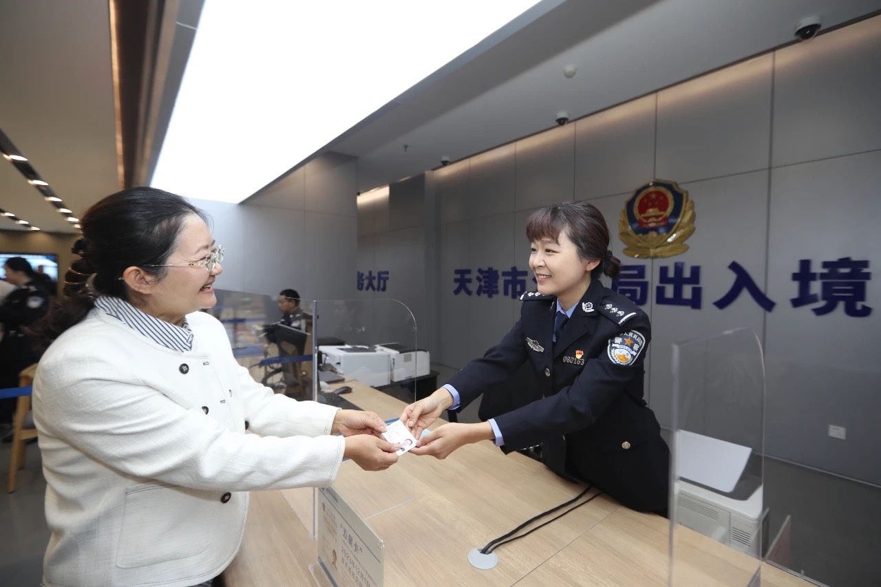 在華永居人員在天津市出入境管理部門領取「五星卡」。國家移民管理局供圖
