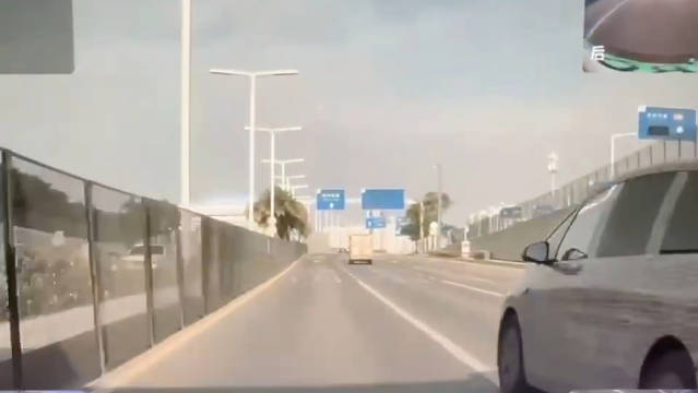 惊险！高速上遭遇高铁别车