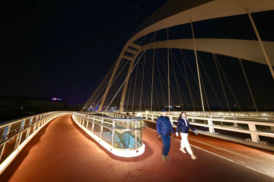 △今晚已经有市民前来打卡。吴江/摄