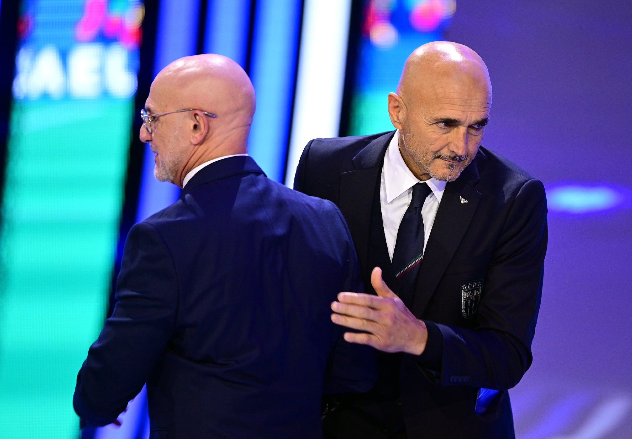 意大利隊教練史巴列堤（右）向西班牙隊教練迪拉維杜華富恩特致意。