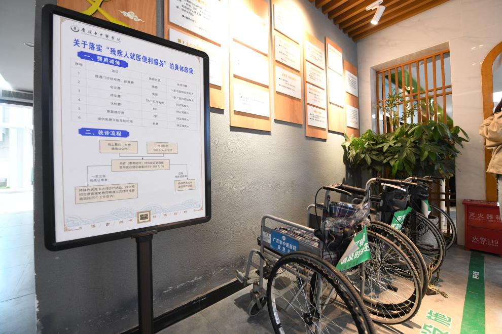 12月1日在德陽市廣漢市中醫醫院拍攝的免費輪椅借還區域。新華社記者 唐文豪 攝