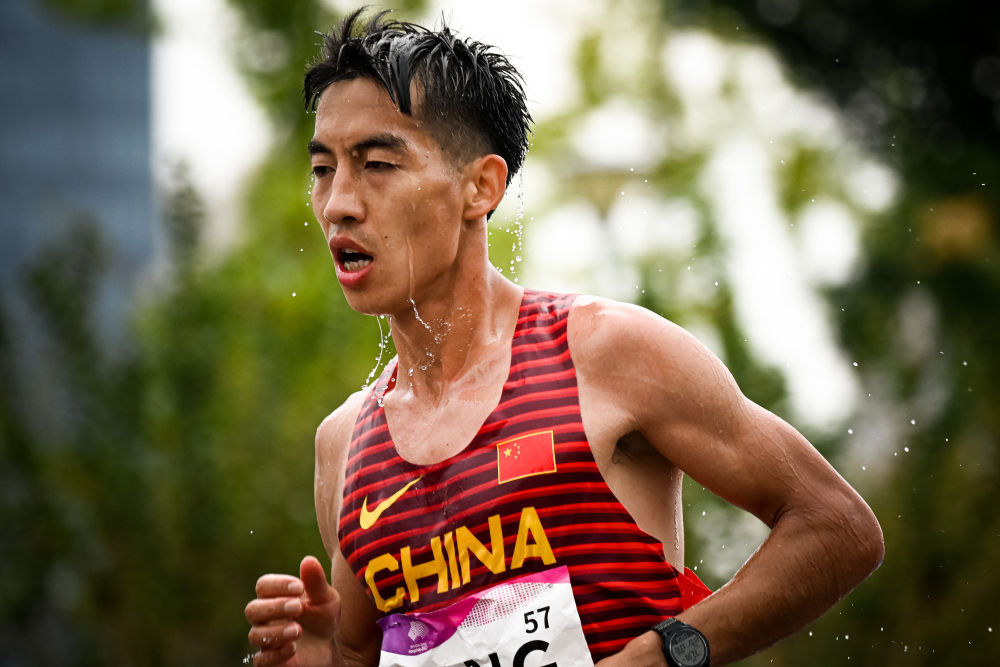 10月5日，中國選手楊紹輝在杭州亞運會田徑男子馬拉松決賽中。 新華社記者 江漢 攝