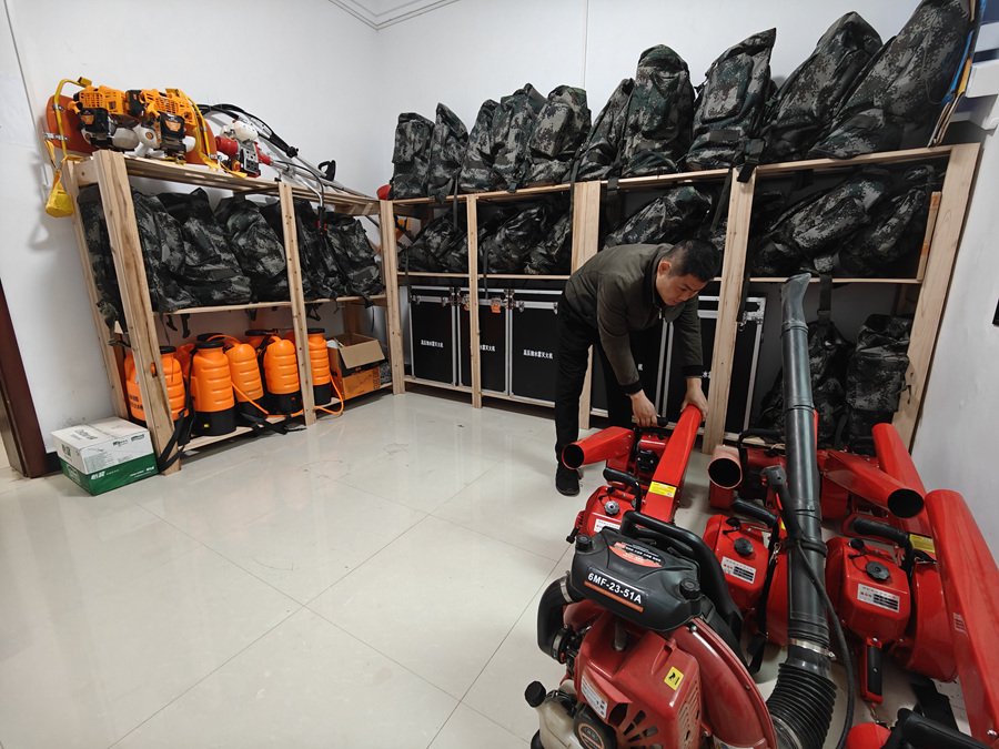 洞市國有林場工作人員在檢查消防設備。新華社記者周勉 攝