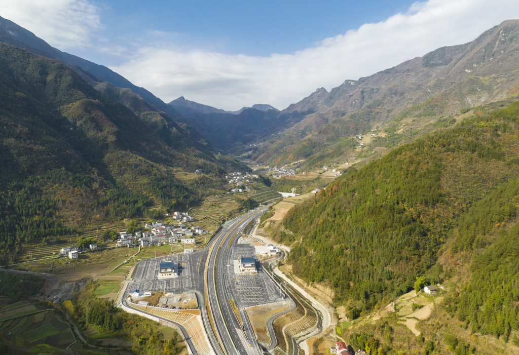 巫镇高速公路白鹿服务区。重庆巫镇高速公路有限公司供图