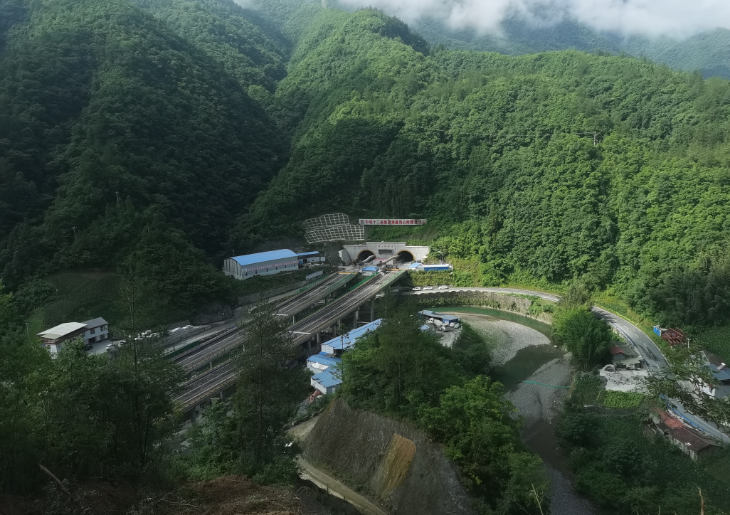 巫镇高速公路鸡心岭隧道。重庆巫镇高速公路有限公司供图
