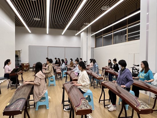     一些年青人在上海市民藝術夜校上古琴課。上海市群眾藝術館供圖