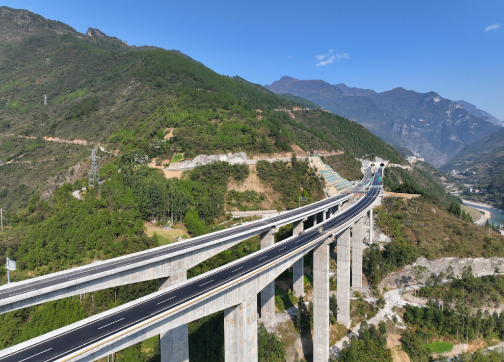 巫镇高速公路三叉溪大桥。重庆巫镇高速公路有限公司供图