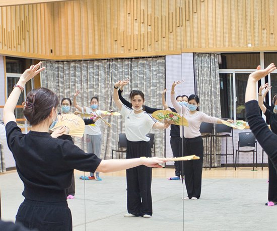     一些年青人在夜校學習淮劇團團扇課程。上海市群眾藝術館供圖