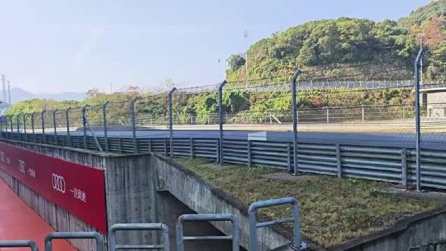 小米今天在浙赛跑圈速，这涂装有点当年奥迪 e-tron 那感觉了……