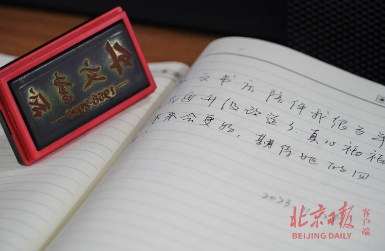 读者购书后在收银处旁的盖章处为新书盖章,打卡留念。
