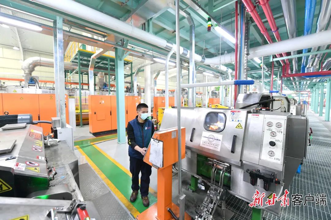 图为兰州高新区定连园区的兰州宝钢制罐有限公司生产车间一角。张铁梁 摄